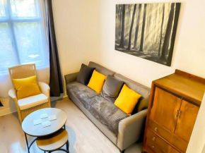 Gravesend 2 Bedroom Spacious Stylish Apartment - Sleeps upto 6 - 2 Min Walk to Station